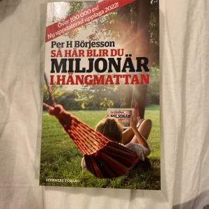 Så här blir du miljonär i hängmattan - Vill du lära dig smarta knep för att bygga din egen förmögenhet på ett enkelt och avslappnat sätt? Den här boken ger dig inspiration och konkreta tips för att nå ekonomisk frihet, perfekt för unga vuxna som vill ta kontroll över sin framtid.