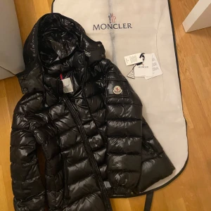 Moncler jacka - Säljer min moncler dunjacka eftersom den inte fått så mycket användning🥰Storlek 1 (kvinna) vilket motsvarar S, men skulle säga att den passar XS. Köptes här på plick förra vintern, och har QR kod och äkthetslappar, men kan inte 100% garantera äkthet, därav priset. Kan även tänka mig sänka pris vid snabb affär! Dustbag ingår självklart, hör av er vid minsta lilla fråga!