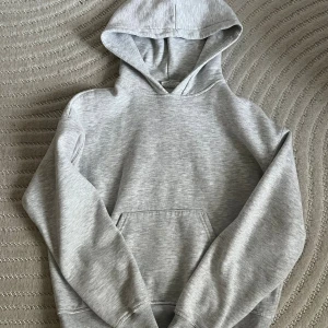Grå hoodie - Hoodie från Gina tricot!! Använd köp nu 💗