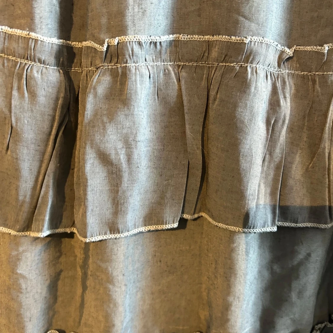 Grå volangkjol med resårmidja - 91