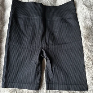 Svarta ribbade cykelshorts NA - Svarta cykelshorts från New Apparel i storlek L. De är ribbade och aldrig använda endast testade