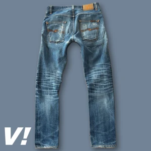 TAR EMOT BUD Nudie jeans Grim tim dry selvedge 29:32 - dom sjukaste jeansen jag sett och by far sjukaste detta droppet, perfekt slitet skick med 0 hål etc, allt är fixat av nudies repair shop. Små färgfläckar på låren som ger jeansen extra karaktär.  De har specialreparationer på låren av nudie repair shopen. IB-Längd: 74cm YB-Längd: 101cm Midja: 38cm Lår: 22cm Benöppning: 16cm Dm:a mig vid frågor