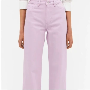 Jeans - Ljuslila wide jeans från Monki i strl 26 / S. Inget fel på dem, använda få par gånger. Hör av dig för mer information/fler bilder. 