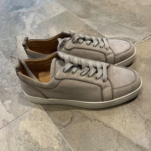 Louboutin skor - Schyssta Louboutin skor utan i spikar, skorna är i väldigt bra skick utan några större defekter. Skorna är i storlek 43 och kontakta mig gärna för mer information!