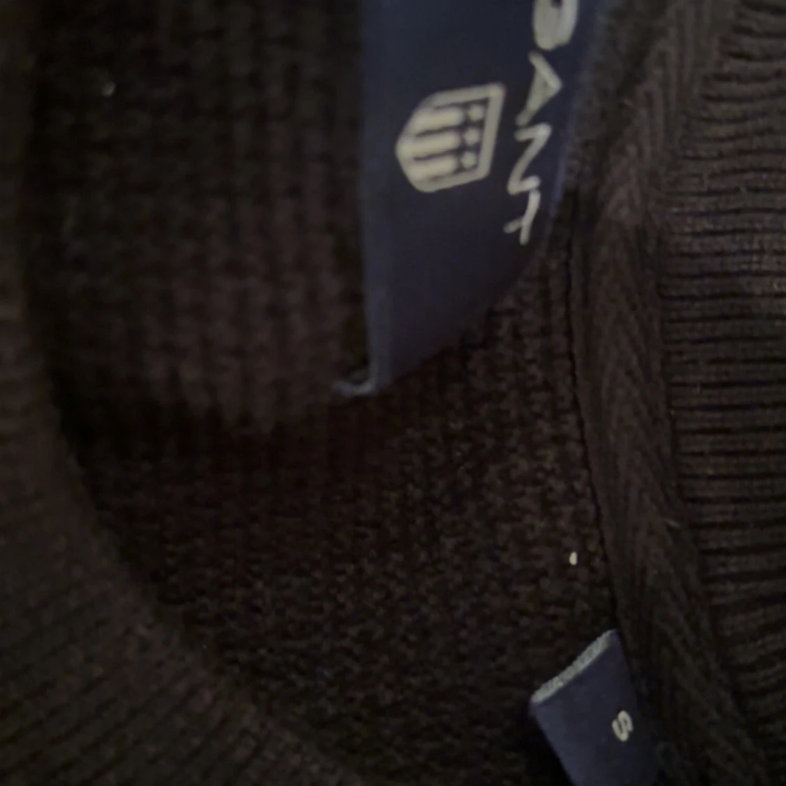 Mörkblå stickad tröja från Gant - 1