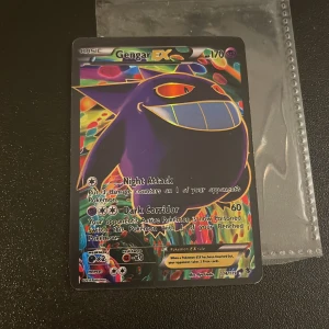 Gengar EX Pokémonkort - Säljer ett Pokémonkort av Gengar EX. Kortet är i bra skick och redo för en ny ägare. Perfekt för alla samlare där ute!