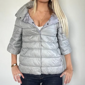 Grå Herno liknande jacka!  - FÖLJ FÖR LIKANDE! 🩷 grå/blå Herno liknande jacka som är perfekt för höst/vinter. Storlek S. Perfekt skick! Tryck köp nu! TK00-62