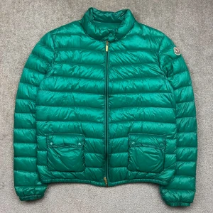 Moncler Lans grön - Moncler Lans grön | Skick: 9/10 | Storlek: 5, fits M | Pris: 1399 kr | Tillbehör: Inget | Fler frågor? Hör av dig isåfall!