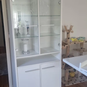 Vitrinskåp - ett vitt vitrinskåp med glasdörrar och hyllor samt förvaringsskåp undertill. Skåpet har moderna handtag och ser ut att vara i gott skick utan synliga skador eller slitage. Perfekt för att visa upp prydnader eller förvara föremål. Ej elektronik. Den har längden 173 och bred 82. Pris kan diskuteras! Hör av er gärna🤗