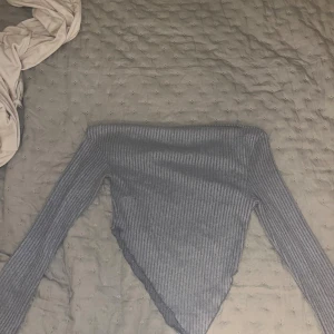 Grå ribbad långärmad topp från SHEIN - Säljer denna fina tröjan pga det e för stor och rensning i garderoben 