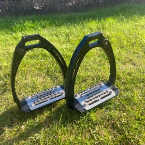 Lippo saftey stigbyglar vuxen storlek  - Begagnade Lippo saftey stigbyglar svarta vuxen storlek. Täcken på användning men inget som märks när du rider. 