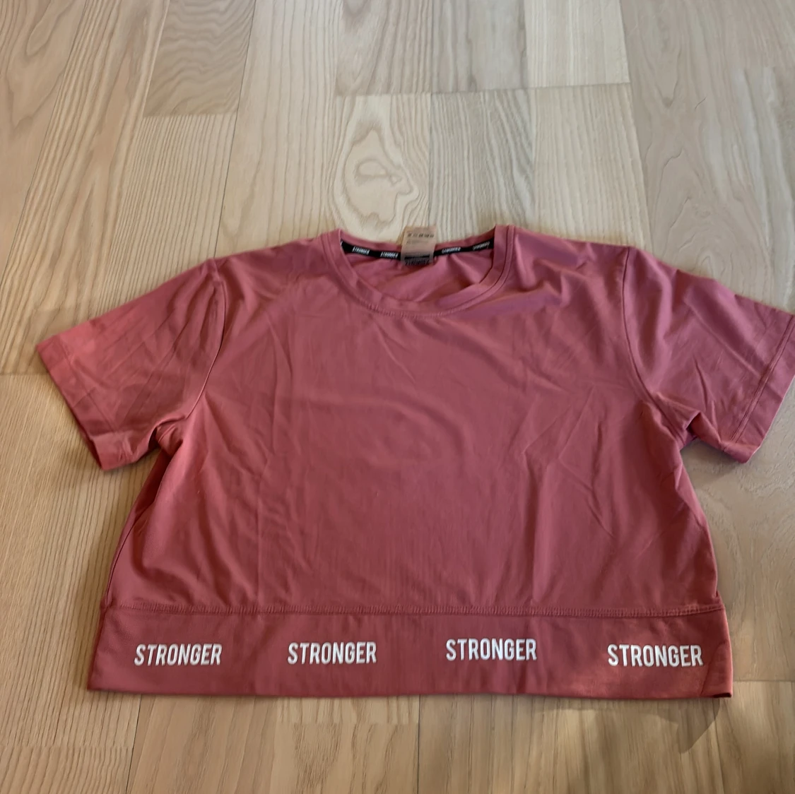 Rosa croppad topp från Stronger