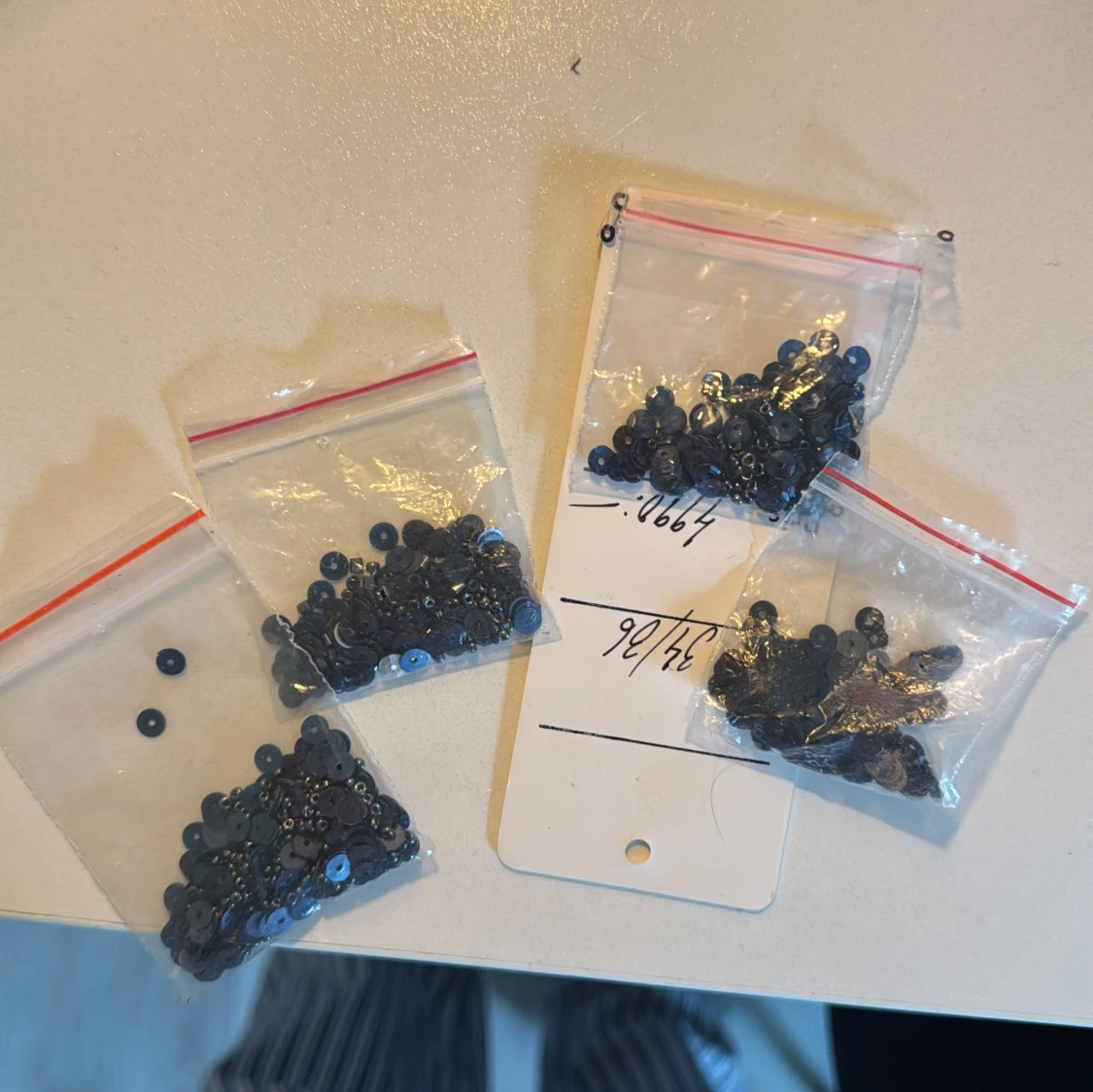 Mörkblå glittrig långklänning från Dressroom Linné - 4