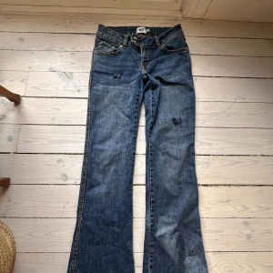 Blå bootcut jeans från 157 - Ett par klassiska blå jeans från 157 med bootcut-modell och kontrastsömmar. Jeansen har fem fickor, bälteshällor och en snygg tvättad look. Materialet är jeans och passformen är normal med något utsvängda ben. Storlek Xs/S. Nästan helt nya bara använda 1 gång. Ny pris 400 kr men säljer för 250/200 pris kan diskuteras!🩷
