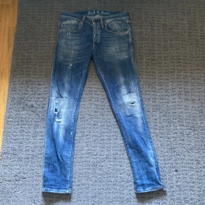 Jack and Jones jeans - Säljer ett par unika och snygga Jack and Jones jeans med slitningar. Köpt för 1000 ungefär kommer inte riktigt ihåg, storlek 30/30