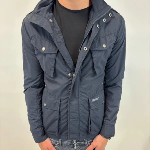 Woolrich Jacka  - Hej! Säljer nu denna väldigt snygga och eftertraktade Woolrich Fieldjacka!  Jackan är slutsåld överallt och går inte att få tag på… jackan är perfekt nu till hösten/vintern  Storlek S Skick 9,5/10  Ny pris: 6000 kr Säljs för: 1299 kr 