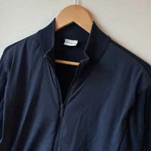 John Henric cardigan  - Säljer denna  John Henric cardiganen!⭐️Skick : 9/10!🙌Storlek M passar S/M / Nypris = 3000kr!🤝Hör gärna av er om ni har funderingar!👍
