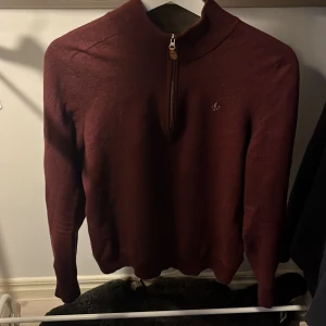 Vinröd merinoullströja från Morris - Säljer en vinröd långärmad tröja från Morris i 100% merinoull. Tröjan har tyvärr krympts så passar strl M just nu men riktiga storleken är Xl. Nypris 1000 kr, skick 8/10 säg till om ni har några fler frågor.