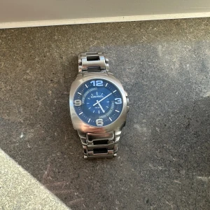 Diesel Klocka i herrmodell - Diesel Klocka i silver . herrmodell med blått ur