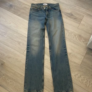Zara jeans - Ett par helt nya jeans från Zara med en straight modell och en låg midja❤️ Säljer för att jeansen tyvärr inte passade mig 💞