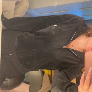 Svart juicy couture tröja - Helt ny utan defekter,oanvänd och lappen är kvar. Säljer då jag ej har matchande byxor till den. Köptes för 1299 kr