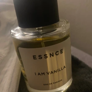 Essnce parfym - Säljer denna eftersom jag köpt flera styckna. Ny pris 360 kronor, luktar nästan precis som kayali boujee marshmellow 