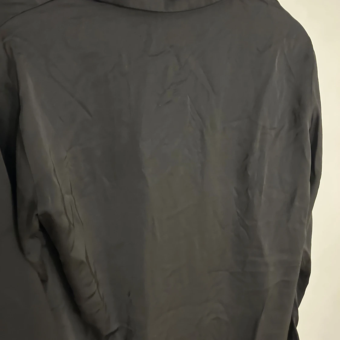 Svart silkesliknande skjorta från Lindex  - 1