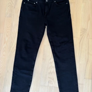 Dressman Montana jeans - Svarta Jeans från dressman! Använda ca 10 gånger så superfint skick!! Storlek 34/32. Bara att höra av sig kring funderingar! Nypris 799!