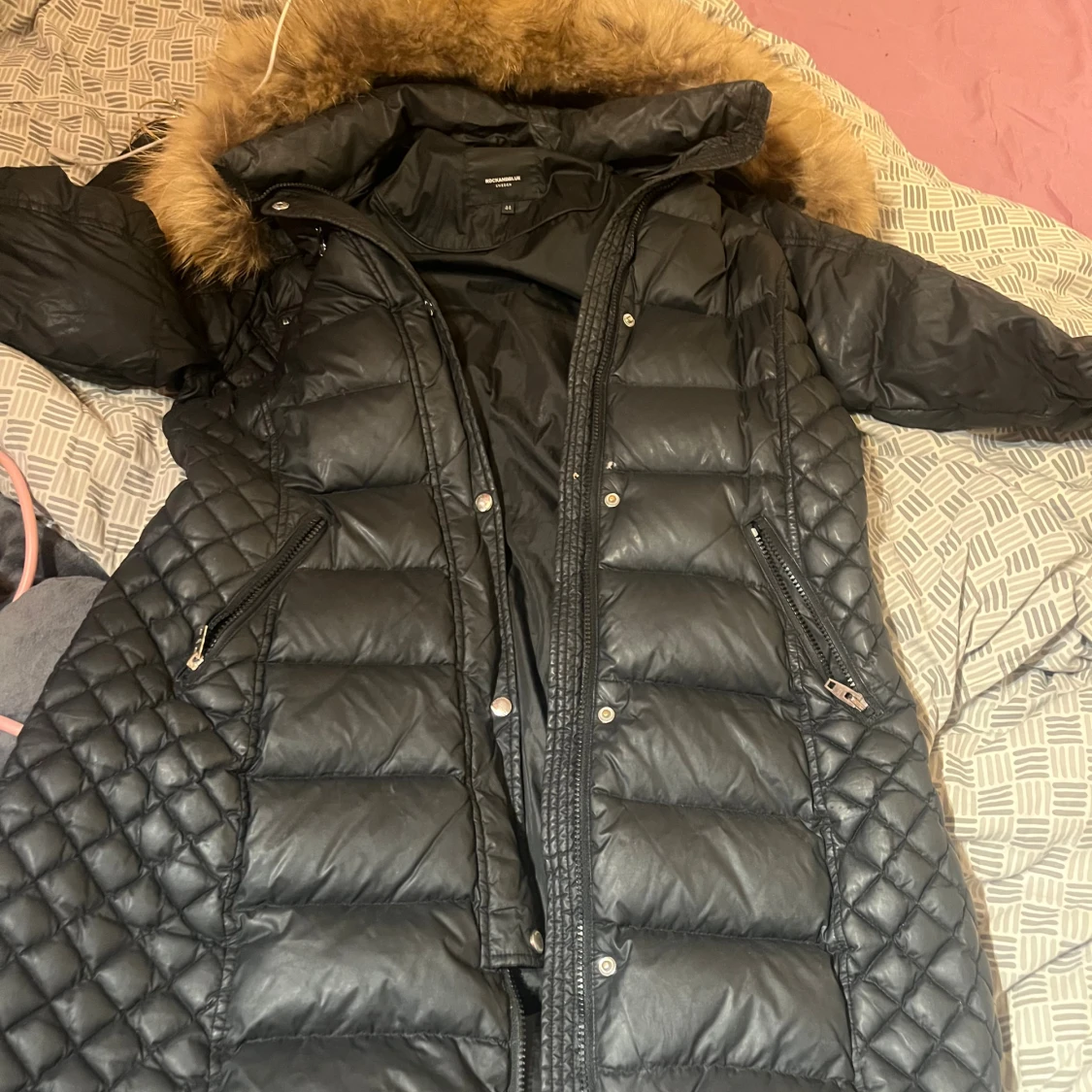 Svart lång pufferjacka