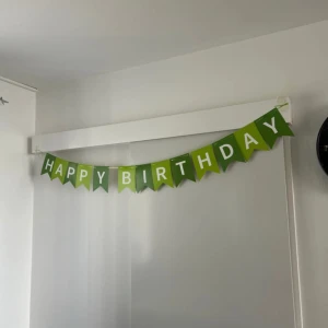 Fotbollstema födelsedagsdekorationer - Komplett set med fotbollstema födelsedagsdekorationer: två gröna vimplar (en med 'Happy Birthday', en med fotbollar) samt tårtdekorationer med fotbollsmotiv. Allt i fint skick, perfekt för barnkalas eller fotbollsfest.