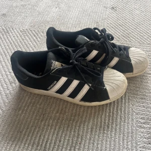 Adidas Superstar svarta sneakers - Svarta Adidas Superstar sneakers, perfekt för dig som gillar retrostil och streetwear☺️