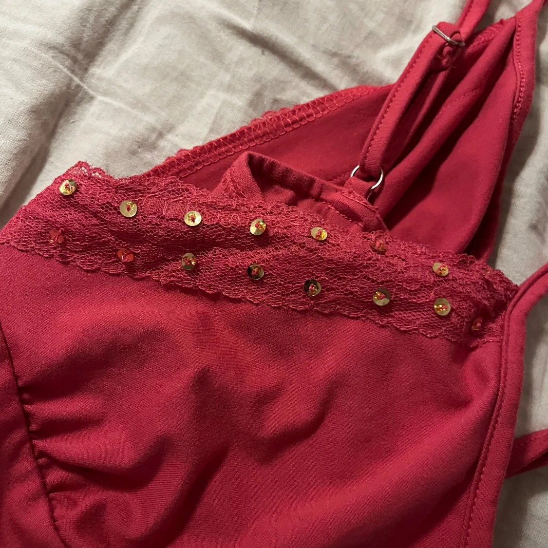 Rosa linnetopp med spets och paljetter - 2