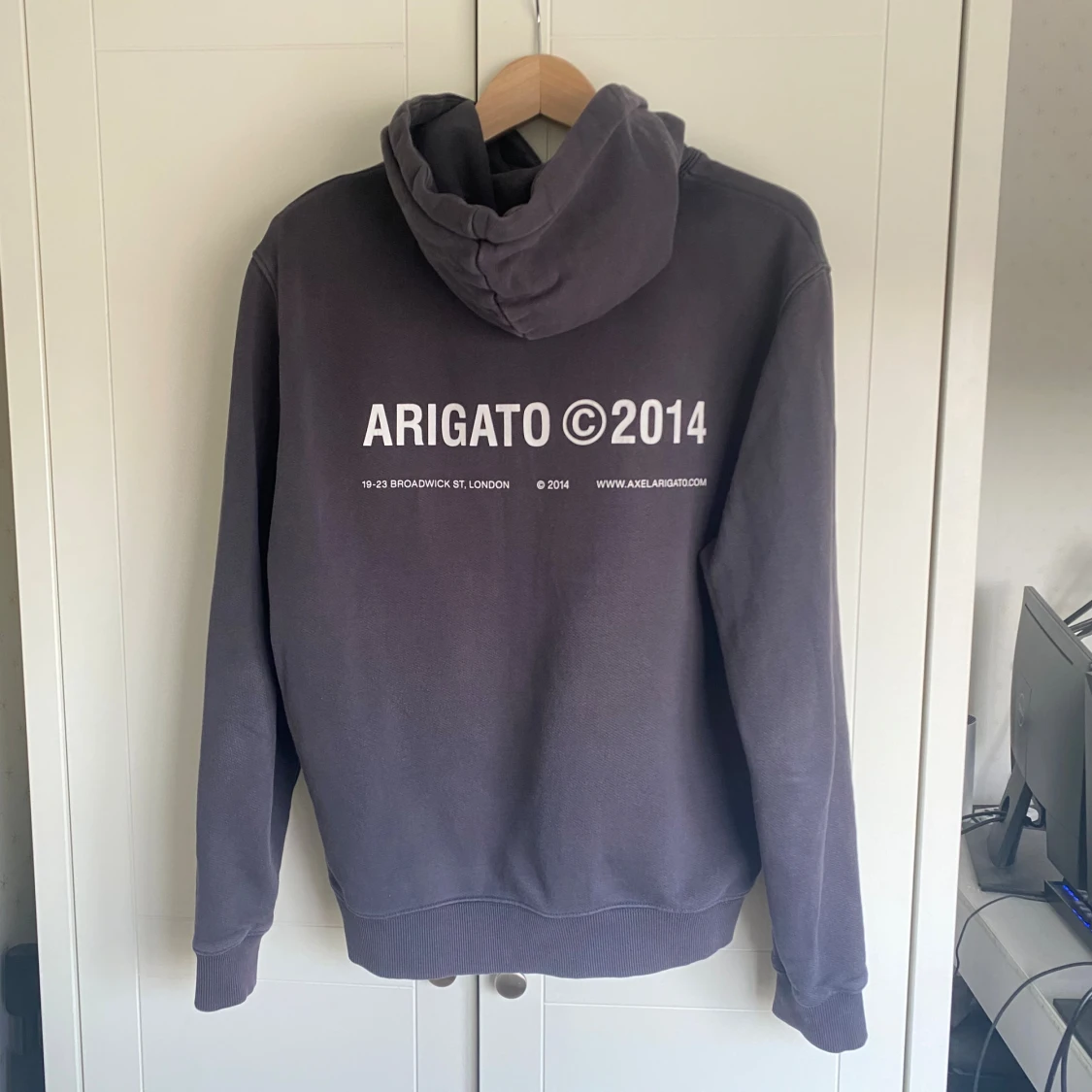 Mörkgrå hoodie från Axel Arigato - 1