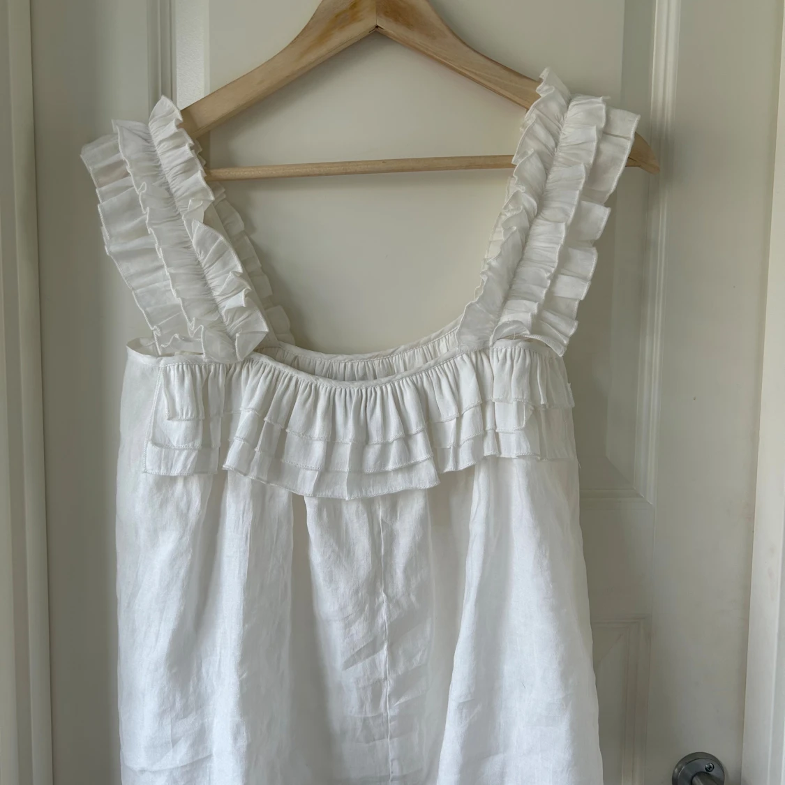 Vit linnetopp med volangdetaljer