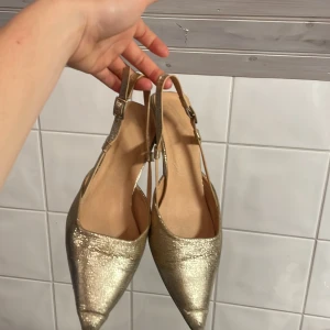 Guldiga pumps med spetsig tå - Guld glittriga snygga kittenheels💕 Använda men fortfarande snygga! Väldigt bekväma