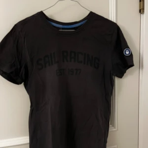 Sail Racing T-shirt  - Säljer en svart Sail Racing T-shirt i storlek S. Använd men forfarande i bra skick. 