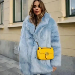 Ljusblå pälsjacka med oversized look - BARA SERIÖSA KÖPARE PLS! Säljer en supermysig ljusblå pälsjacka som är perfekt för att hålla sig varm och stilren under kalla dagar. Jackan har en fluffig och lyxig känsla med långa ärmar. Använd en gång så i nyskick. Storlek 36 (passar även 38). Köp gärna via KÖP NU 💕