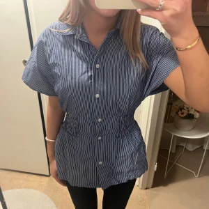 Blåvit randig skjorta från H&M  - Säljer en blå och vit randig skjorta från H&M i storlek XS. Mycket bra skick 