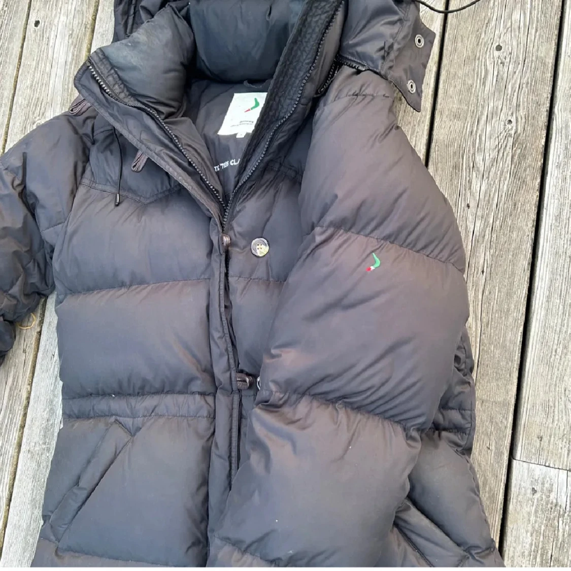 Svart boomerang dunjacka med huva - 1