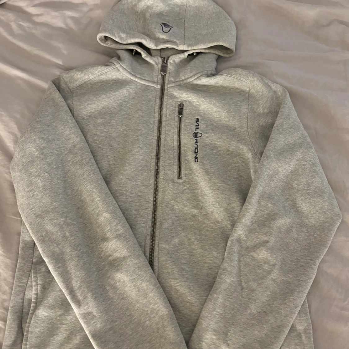 Grå hoodie från Sail Racing