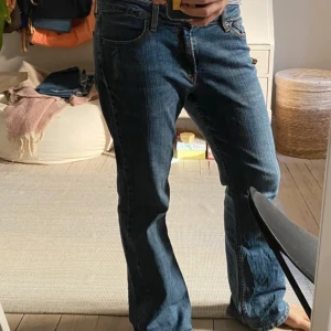 Lågmidjade Levi's  - Lågmidjade Levi's jeans i blå denim med bootcut.