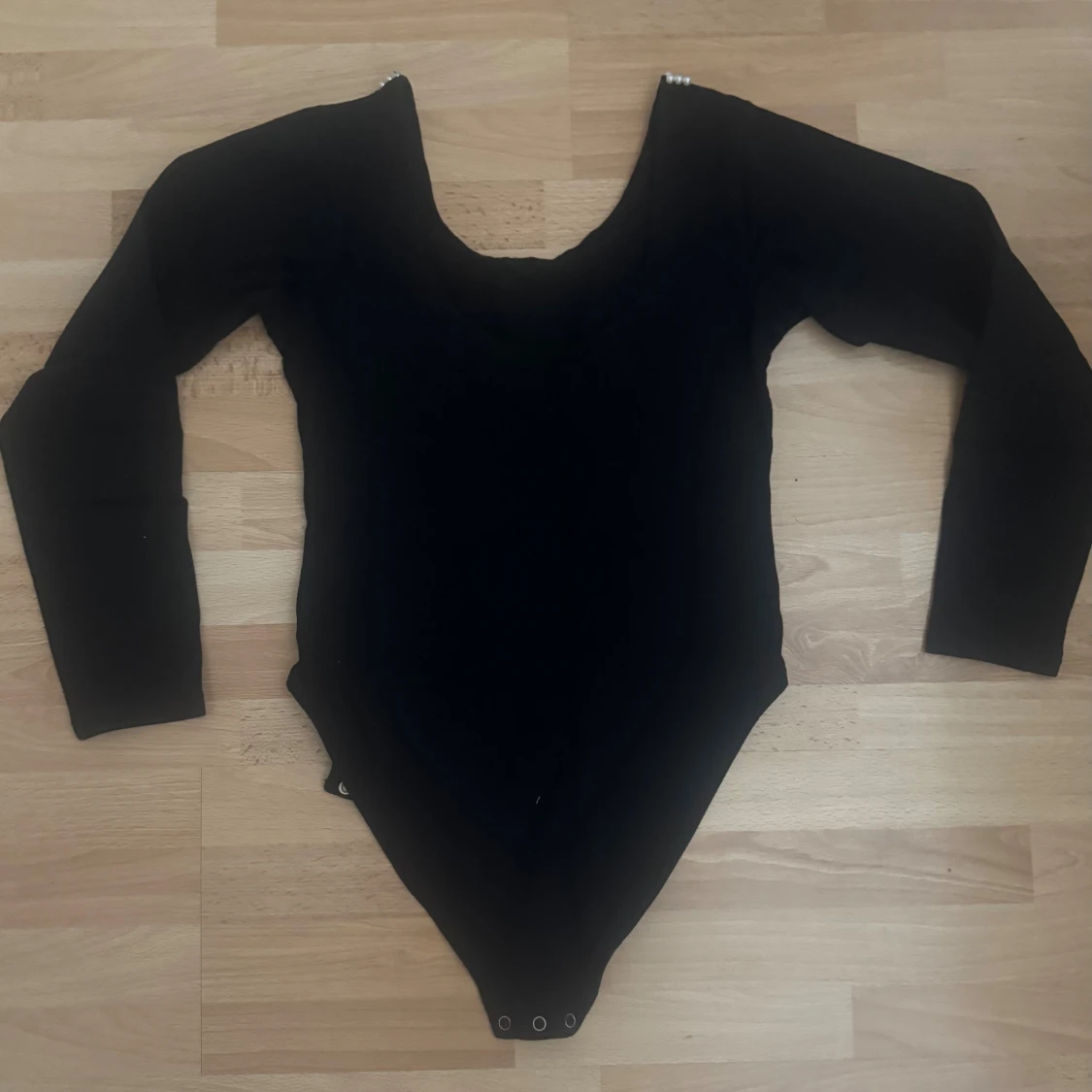 Svart långärmad body med pärldetalj - 2