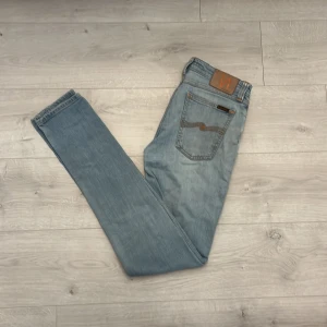 Nudie jeans  - Hej! Säljer ett par nudie jeans i fint sick//jeansen har inga defekter och är u storleken W30 L34//hör av er vid frågor! 🤩