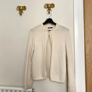 Korta - Lite nopprig på insida arm (se bild), annars fint skick!