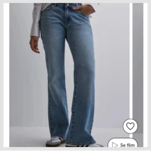 Abrand jeans  - Snygga blåa jeans från abrand jeans, A’99 Low Boot. I storlek 23. Är lite slitna längst ner så kommer gå ner i pris, om ni har frågor om pris eller mer bilder kan ni höra av er💕köpte för 999kr