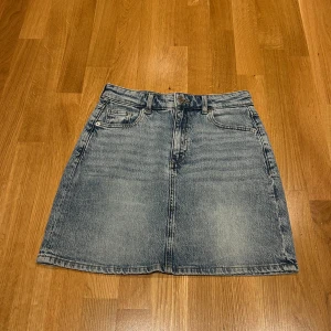 Jeanskjol blå  - Snygg jeanskjol från vero moda i storlek xs. Passar perfekt till sommaren. Köpte för länge sen och använder ej, där av säljer jag den. Hör av er om ni har frågor 💞