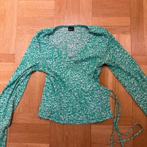 Omlottopp - Superfin omlottopp, köpte den begagnad men har aldrig använt den och är i jättebra skick. Skriv gärna vid frågor o lämna gärna prisförslag 💕