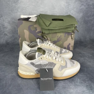 Valentino rockrunner - Skick: 9,5/10, som ny. | Ingår: Skor, box, dustbags, kort, extrasnören och Vinted Inspection Label. | Nypris: +- 7000 SEK.