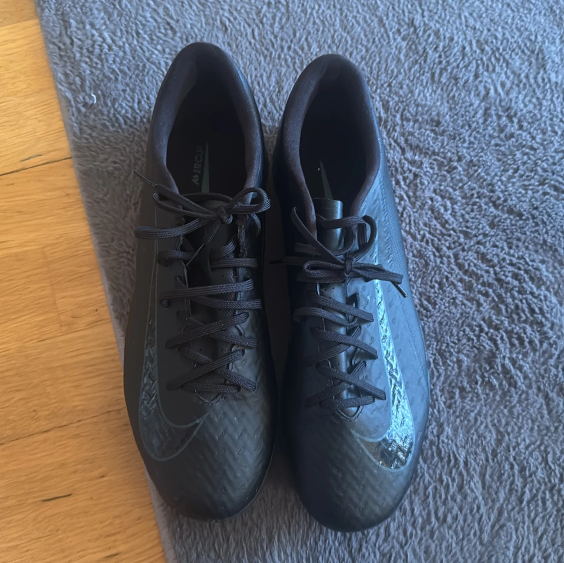 Svarta Nike fotbollsskor med snörning - 2