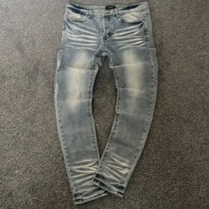 Amiri Jeans - Säljer oanvända Amiri jeans för 850kr pris kan diskuteras. Köp den här och den för 650 för 1200kr eller alla 3 i min profil för 1400kr